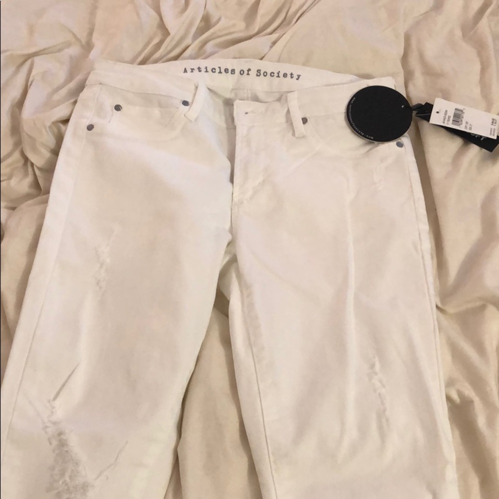 White distressed jeans